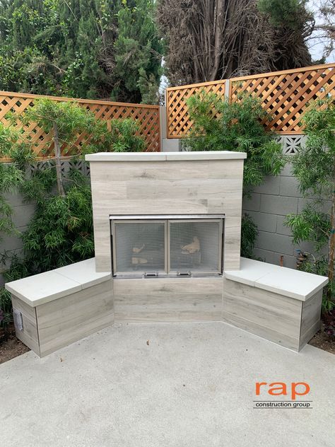 We've created this outdoor modern corner fireplace to match the overall look of the backyard. #modernfireplace #outdoorfireplace Corner Fireplace Outdoor, Backyard Corner Fireplace, Outdoor Corner Fireplace Ideas, Corner Outdoor Fireplace Ideas, Outdoor Gas Fireplace Ideas, Outdoor Corner Fireplace, Corner Outdoor Fireplace, Modern Corner Fireplace, Concrete Outdoor Fireplace