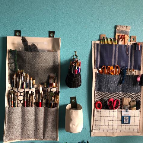 Canvas Wall Organizer Diy, Textile Upcycling Ideas, Canvas Wall Organizer, Hanging Bags On Wall Storage Ideas, Diy Art Organizer, Storage Sewing Projects, Fabric Samples Projects Ideas, Sewing Wall Organizer, How To Store Fabric