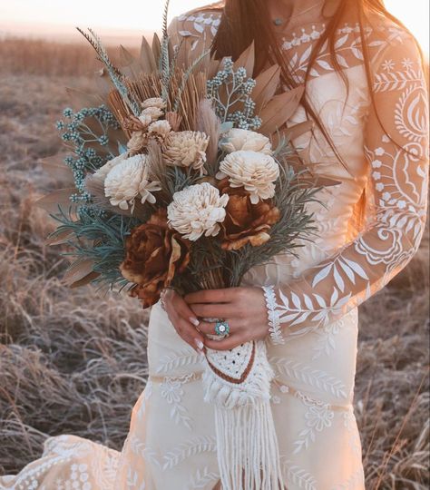 December Western Wedding, Western Wedding Flower Arrangements, Ranch Wedding Colors, Western Bouquet Wedding, Winter Western Wedding, Summer Western Wedding, Western Wedding Bouquets, Western Wedding Hair, Western Wedding Flowers