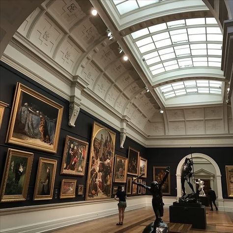 Art Museum Aesthetic, Art Academia, Museum Photography, Dusk To Dawn, Dark Academia Aesthetic, Academia Aesthetic, Old Money Aesthetic, Pretty Places, Art Plastique