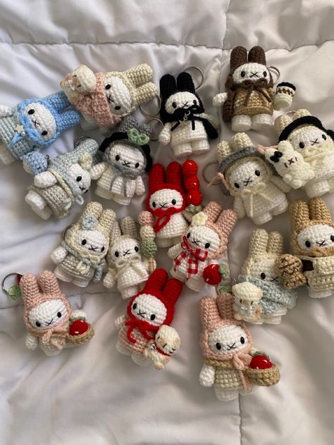 School Crochet Patterns, Knit Projects Aesthetic, Aesthetic Knitting Projects, Mini Plushies Crochet, Practical Crochet Ideas, Crochet Kpop Ideas, Crochet Cute Ideas, Corchetes Ideas, Miffy Crochet