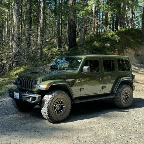 Off Road Cars 4x4, Inside Jeep Wrangler, Cool Jeeps Wrangler, Carros Jeep, Open Jeep, Green Jeep Wrangler, 2025 Goal, Jeep Design, Best Jeep Wrangler