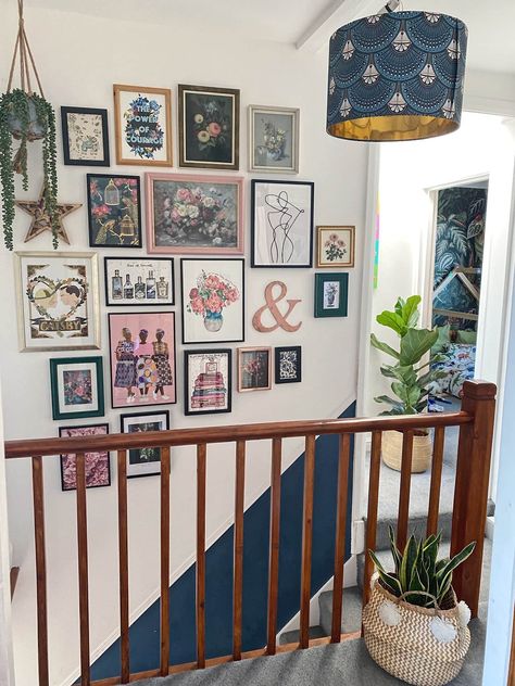 Do you have a wonderful collection of art work but are not sure how to display it? Gallery walls are so easy to put up and arrange and with Command strips, it doesn't matter if you make a mistake. You can pull the strips away from the wall and start again leaving no damage. Staircase Art Ideas, Picture Wall Hallway, Family Gallery Wall Ideas, Hall Gallery Wall, Kitchen Gallery Wall Ideas, Stair Decorating Ideas, Stairs Gallery Wall, Gallery Wall Themes, Staircase Gallery Wall