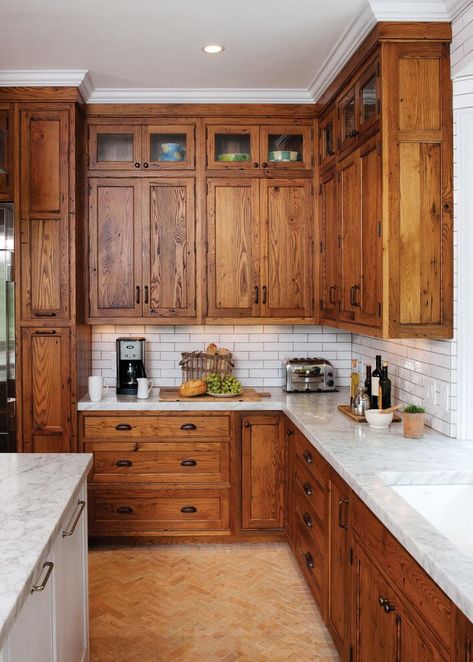 white rustic kitchen cabinets Dapur Rustic, Stained Cabinets, Organiser Cucina, Stained Kitchen Cabinets, Model Dapur, Rustic Kitchen Cabinets, Kabinet Dapur, Oak Kitchen Cabinets, Farmhouse Kitchen Cabinets