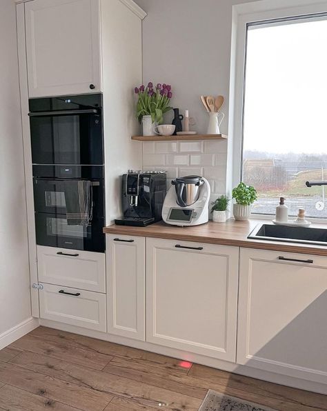 Normal Kitchen Ideas, Small Uk Kitchen, Council Flat Makeover, Small Long Kitchen Ideas, Kitchen Inspo Aesthetic, Long Kitchen Ideas, Kitchen Renovation Inspiration, Dining Room Pantry, House Organisation