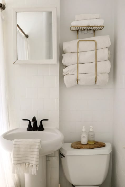 Simple Apartment Bathroom Ideas, Over The Toilet Storage Ideas, Toilet Storage Ideas, Aesthetic Bathroom Decor, Small Apartment Hacks, Tiny Bathroom Storage, Over Toilet Storage, Over The Toilet Storage, Bathroom Towel Storage