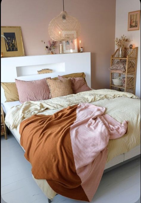 Pink Accent Wall, Pink Accent Walls, Bold Bedroom, Pretty Bedding, Accent Wall Bedroom, Pink Bedrooms, Dreamy Bedrooms, Pink Bedroom, Room Inspiration Bedroom