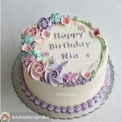 I think i will try to make this for my neice's birthday!! Buttercream Flower Cake, Birthday Cake With Flowers, Simple Cake Designs, Cake Decorating Frosting, Beautiful Birthday Cakes, Cake Decorating Designs, Pretty Birthday Cakes, Rose Cake, Cute Birthday Cakes