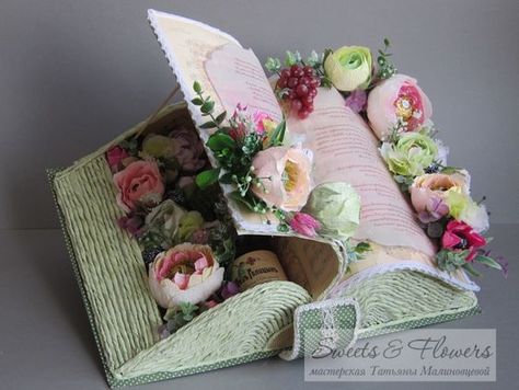 Vintage Flower Arrangements, Book Centerpieces, Violin Design, Diy Floral Decor, Candy Flowers, Creative Flower Arrangements, Flowers Bouquet Gift, Paper Crafts Origami, Deco Floral