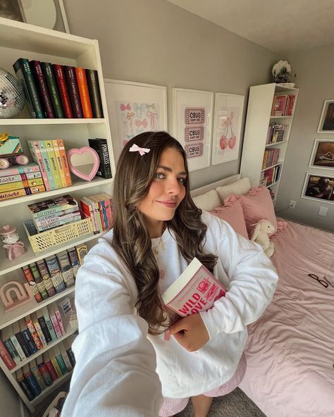 Girl Bedroom Aesthetic, Book Girlies, Best Friend Book, Cozy Study, Room Revamp, Bookshelf Inspiration, Cottage Room, Post Grad Life, Book Enthusiast