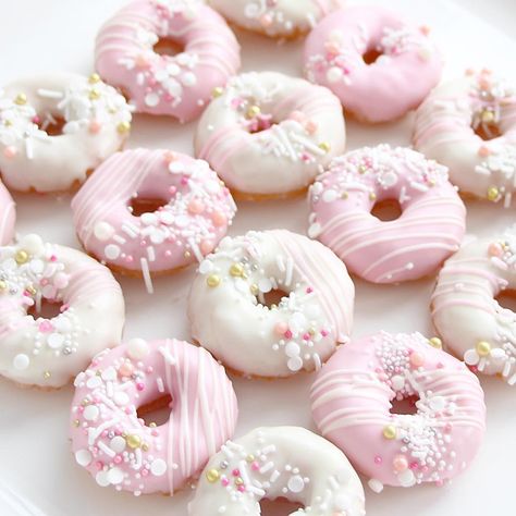 Mini donuts! 🍩 🍩🍩 Donat Glaze, Donut Art, Donut Toppings, Strawberry Shortcake Cake, Rose Gold Theme, White Bridal Shower, Pink Donuts, Chocolate Covered Treats, Mini Donuts