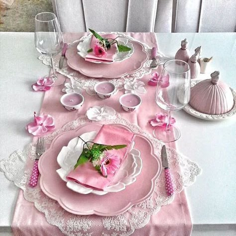 Couleur Rose Pastel, Pink Dishes, Tea Party Table, Tafel Decor, Party Table Settings, Table Setting Decor, Dinner Table Decor, Beautiful Table Settings, Pretty Tables