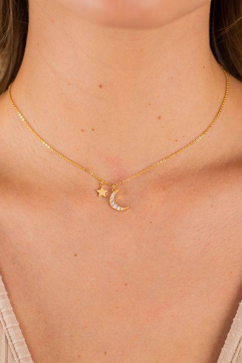 Gold Chain Necklace With Pendant, Pretty Pendant Necklace, Necless For Girl Aesthetic, Kalung Liontin Aesthetic, Aesthetic Pendant Necklace, Cute Simple Necklaces, Aesthetic Necklace Simple, Moon Necklace Aesthetic, Moon Gold Necklace