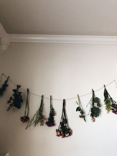 Hanging Dried Flowers Aesthetic, Hanged Dried Flowers, Dried Flower Walls, Dried Flower Bedroom Decor, Dried Flowers Hung On Wall, Hanging Dried Flowers Decor Bedroom, Dry Flower Garland, Dried Flowers In Kitchen, Dried Rose Garland