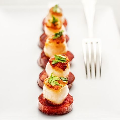 A simple, luscious little appetiser with tons of flavor: spicy chorizo topped with seared sea scallops. Scallop Canapes, Scallops And Chorizo, Chorizo Appetizer, Mini Food Appetizers, Paleo Snack, Canapes Recipes, Bite Size Food, Mini Appetizers, Doner Kebab