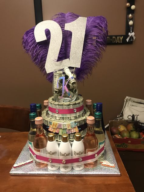 21st Birthday Money Ideas, 21st Birthday Money Cake, 21 Birthday Cake Ideas For Her, Booze Gift, Beer Cakes, Money Birthday Cake, Liquor Cake, Birthday Money Gifts, Alcohol Cake