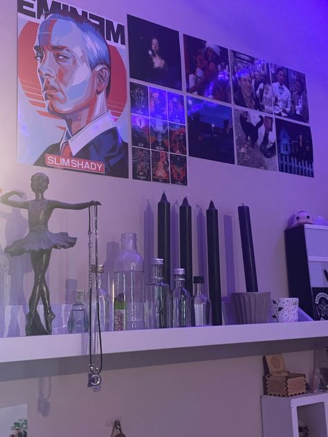 Room Ideas Aesthetic 90s, 90s Room Inspiration, Rap Room Aesthetic, Eminem Room Ideas, Rap Room Decor, Room Ideas Eminem, Eminem Bedroom, 90s Rap Room Aesthetic, Hiphop Room