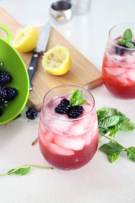 Basil Mocktail, Summer Mocktail Recipes, Blackberry Cocktail, Blackberry Drinks, Summer Mocktails, Easy Mocktails, Cocktail And Mocktail, Non Alcoholic Cocktails, Alcoholic Cocktails