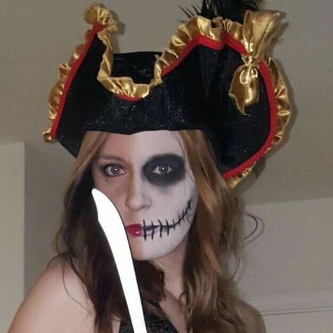 Halloween skull pirate makeup half dead easy Pirate Skeleton Makeup, Pirate Face Paint Women, Dead Pirate Makeup, Pirate Makeup Female, Halloween Gala, Pirate Women, Pirate Makeup, Maquillage Halloween Simple, Pirate Hair