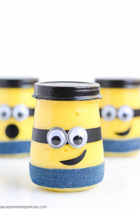 Minion Slime Minion Crafts, Paris Cupcakes, Glitter Slime Recipe, Minion Gifts, Minion Craft, Diy Minions, Slime Ideas, Minion Mayhem, Souvenir Ideas