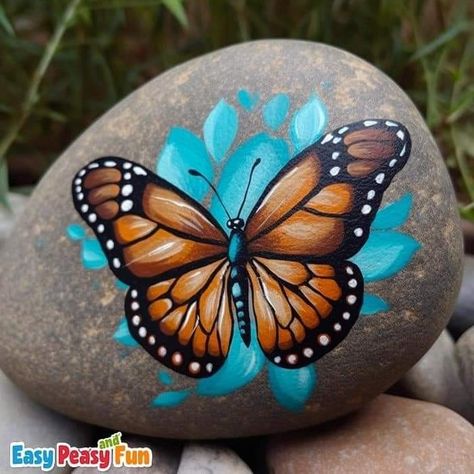 Butterflies Painted On Rocks, Butterfly Rock Painting, Rock Crafts Diy, Rock Painting Supplies, Decorative Painting Patterns, Diy Rock Art, Painted Rock Animals, Stone Art Painting, Painted Rocks Kids