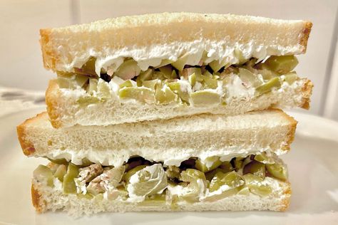 We're Obsessed With This Cream Cheese and Olive Sandwich That's Gone Viral Olive Sandwich, Cream Cheese Sandwich, Cream Cheese Sandwiches, Salisbury Steak, Cheese Sandwich, Wrap Sandwiches, Taste Of Home, Sandwich Recipes, Vintage Recipes