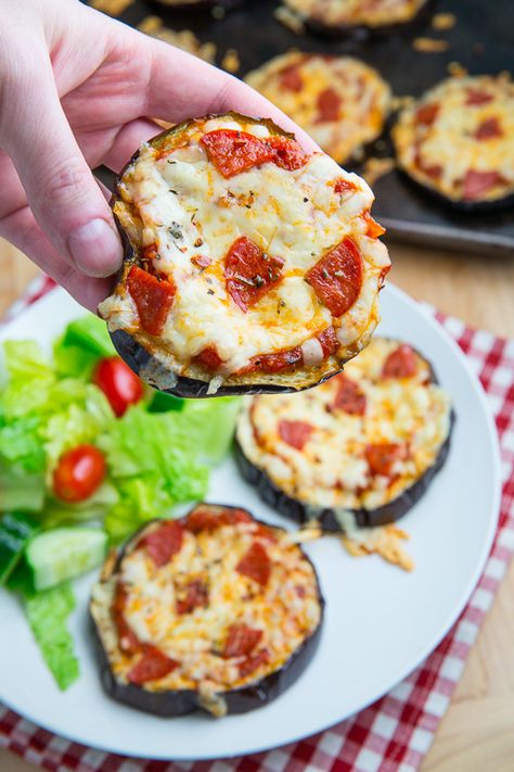 Eggplant Pizzas: eggplant, salt, oil, Italian seasoning or oregano, pizza sauce, mozzarella, pepperoni Aubergine Pizza, Pizza Lasagna, Eggplant Pizzas, Eggplant Recipes, Deep Dish, Naan, Pizza Recipes, Veggie Recipes, Appetizer Snacks