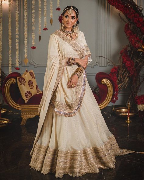 Simple and elegant beige lehenga for reception.   #bridallehenga #receptionoutfit #weddingwear #weddingoutfit #bridaloutfit #bridalwear #brides2019 #simplelehenga #elegantlehenga #shaadisaga Off White Lengha Lehenga Choli, Beige Lehenga Simple, White Rajputi Poshak, Beige Lehenga Bridal, White And Gold Lehenga, Lehenga For Mom, Wedding Lehngas, Gulabo Jaipur, Groom Sister