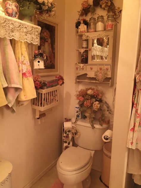 Pretty Bathroom Cozy, Bathroom French, Bathroom Cottage, Interior Cottage, Bathroom Traditional, Baños Shabby Chic, French Bathroom, Chic Bathroom Decor, Cozy Rooms