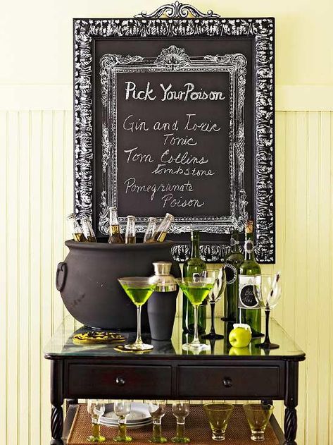 Halloween Chic, Table Halloween, Halloween Bar, Halloween Decor Diy, Halloween Themed Wedding, Hallowen Ideas, Casa Halloween, Festa Harry Potter, Carte Halloween