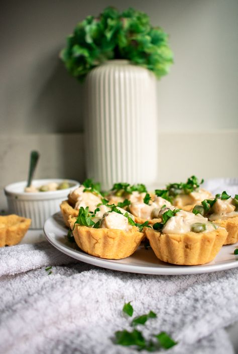 Tartlets with chicken and asparagus filling on a plate. Creamy Chicken And Asparagus, Danish Baking, Bake Savory, Tartlet Shells, Asparagus Sauce, Danish Recipes, Denmark Food, Chicken And Asparagus, Mini Pastries