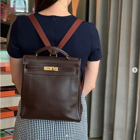 Model: Hermes Kelly Ado Backpack on a model 1.55m tall. Stamp: Z circle, 1996 Condition: Very good Color: Havana  Hardware: Gold  Leather: Gulliver  Size: 26L x 29H x 10Wcm Comes with: Clochette, lock, keys, dustbag, felt cloth  Cash purchase: S$7650 Product code: 78601545⠀⠀⠀⠀⠀⠀⠀⠀⠀⠀⠀⠀⠀⠀⠀⠀⠀⠀ 🌹 Purchase from BJLuxury’s physical store in Singapore.  Email: sales at BJLuxury dot com  Contact (65) 9.8.3.4.4.2.2.9 🌹 ⠀⠀⠀⠀⠀⠀⠀⠀⠀⠀⠀⠀⠀⠀⠀⠀⠀⠀ ✅Authenticity Guaranteed. ✅Credit card & Installments Available. Hermes Backpack Kelly, Hermes Kelly Ado, Kelly Ado Backpack, Hermes Backpack, Change Inspiration, Galaxy Stuff, Hang Bags, Vintage Kelly, Everyday Clothes