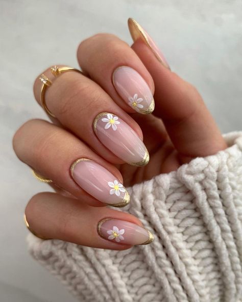 Isabel May on Instagram: “White Flowers 🤍 & Gold Details ✨ ▫️ . Insta so needs a daisy emoji 👀🙃……🌸🌺🌼 Prep- @navyprotools 🤍 Gels/Polish- base bio Rose gold bio hp…” Gold Tip Nails, Ash Blond, Classy Acrylic, Manicure Designs, May Nails, Formal Nails, Floral Nail Designs, Cute Spring Nails, Daisy Nails