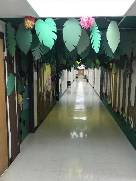 Jungle hallway Jungle School Decorations, Hoco Hallways Themes, Spirit Week Hallway Ideas, Jungle Hoco Theme, Jumanji Homecoming Float, Jungle Theme School Hallways, Jungle Theme Homecoming, Junior Hallway Themes, Jungle Theme Hallway