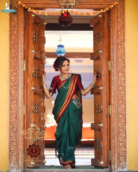 Ilkal Saree Photoshoot, Painting Poses, Ilkal Saree, Saree Pose, Maharashtrian Saree, Kashta Saree, Main Doors, Marathi Bride, Nauvari Saree