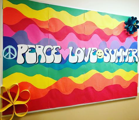 Hippie Groovy bulletin board Peace Love Learning Theme, 60s Door Decorations For School, Hippie Bulletin Board Ideas, 60s Bulletin Board Ideas, 70s Themed Classroom Door, Peace Out Bulletin Board, 1960 Theme Party Ideas Decor, 70s Bulletin Board, 70s Theme Bulletin Board