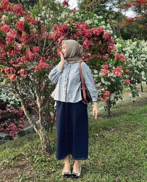 Rok Jeans Hijab Ootd, Ootd Rok Jeans Hijab, Ootd Rok Jeans, Ootd Hijab Simple, Outfit Ngampus, Ootd Hijab Style, Ootd Hijab Casual, Fashion Identity, Muslim Fashion Hijab Outfits