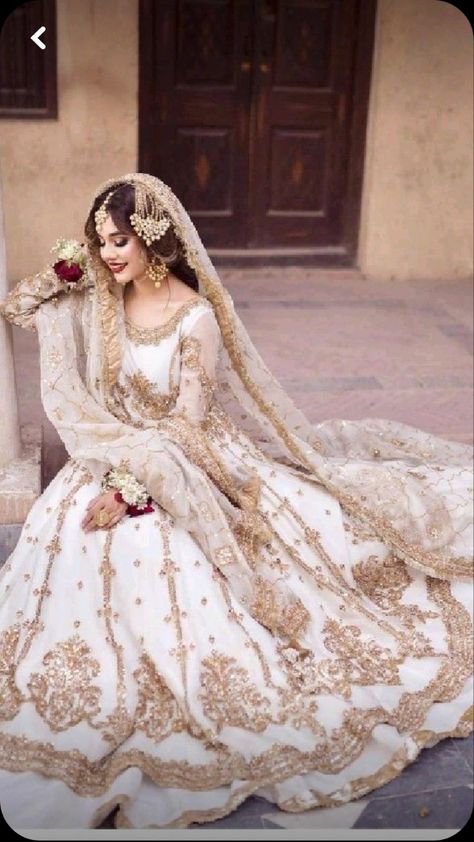 Engagement Bride Look, Nikah Dress Pakistani, Asian Wedding Dress Pakistani, Nikah Outfit, Pakistani Bridal Dress, Nikah Dress, Desi Wedding Dresses, Dressing Ideas, Stile Hijab