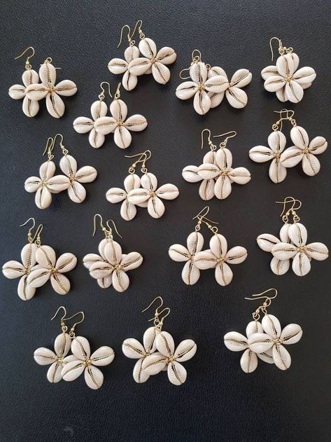 Cowrie Shell Flower, Kori Jewellery, Diy Earrings Materials, African Beaded Bracelets, Cowrie Shell Earrings, Cowrie Shell Jewelry, Diy Earrings Easy, Dope Jewelry Accessories, Gelang Manik-manik