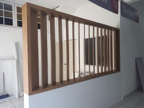 Half Wall Entryway Ideas, Pony Wall Ideas Room Dividers, Pony Wall Ideas, Half Wall Room Divider, Half Wall Ideas, Column Ideas, Dnevni Boravak, Timber Staircase, Pony Wall