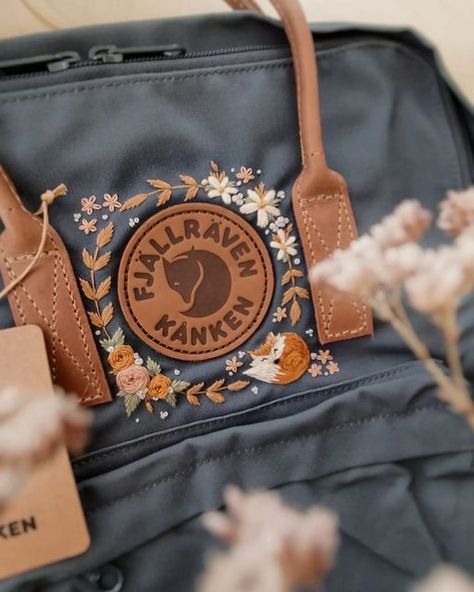 Kanken Embroidery Ideas, Kanken Backpack Embroidery, Kanken Embroidery, Backpack Embroidery, Embroidery Men, Mochila Fjallraven Kanken, Backpack Fjallraven, Preppy Backpack, Packing Hacks Clothes