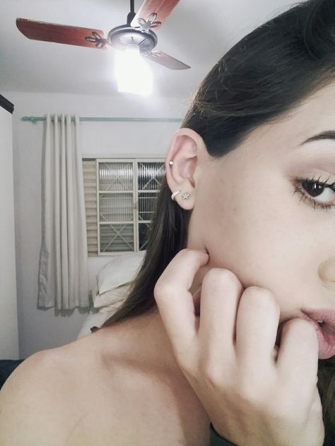 Mid Cartilage Piercing, Minimalist Piercings, Mid Helix Piercing, Piercings Studs, Second Piercings, Auricle Piercing, Long Fringe Hairstyles, Piercing Inspiration, Types Of Ear Piercings