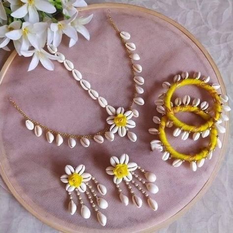 Flower Jewellery For Haldi, Flower Jewellery For Mehndi, Flower Jewelry Designs, Wedding Flower Jewelry, Diy Fabric Jewellery, Mehndi Decor, Fancy Jewellery Designs, Wedding Crafts Diy, Bridal Bangles