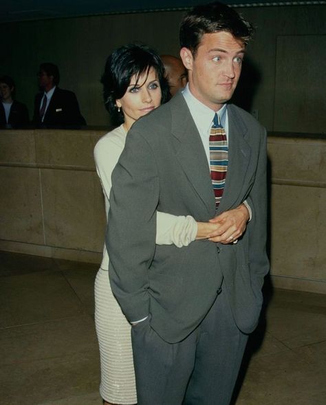 90s perspective on Instagram: “Courteney Cox and Matthew Perry, 1997” Chandler Friends, Friends Best Moments, Monica And Chandler, Friends Scenes, Courtney Cox, Friends Cast, Friends Tv Series, Modern Men, Friends Moments