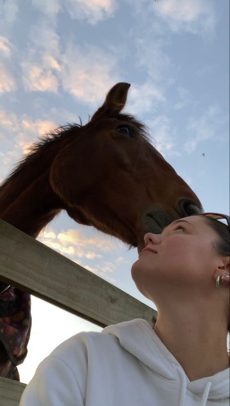 #horse #horsegirl #animals cute animals #horseriding #selfieideas #selfie #bonding #animalsnature #horsesofinstagram #pinterestgirl Horse Selfies Ideas, Selfie With Horse, Horse Selfie, Horses Riding, Cowboy Up, Animals Cute, Insta Post, Life Aesthetic, Horse Photos