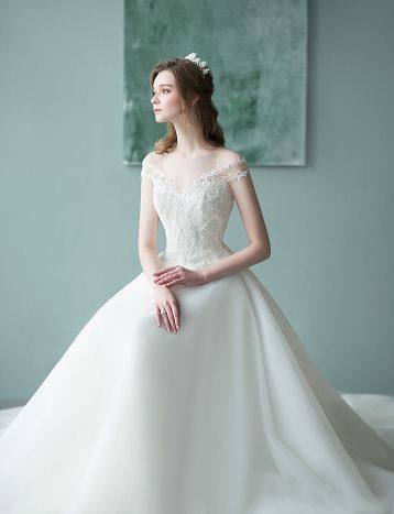 Wedding Dresses Vogue, Korean Wedding Dress, Romantic Wedding Dress, Wedding Dress Bustle, Pretty Quinceanera Dresses, Korean Wedding, Gown Style, Country Wedding Dresses, Stunning Wedding Dresses