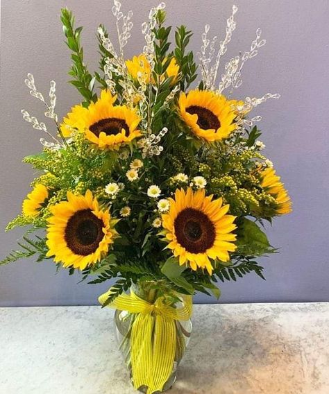 Simple Sunflower Centerpieces, Sunflower Arrangement, Beautiful Sunflowers, Fall Decor Wreaths, Lobby Decor, Sympathy Arrangements, Sunflower Arrangements, Summer Centerpieces, Unique Floral Arrangements