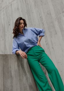 Discover our selection of work outfits now! Green Pant Work Outfit, Color Business Outfits, Colourful Trousers Outfit, Bright Winter Outfits Casual Street Styles, Bright Business Outfits, Colorful Outfit Summer, Bright Green Trousers Outfit, Pop Of Color Work Outfits, Basic Womens Outfit