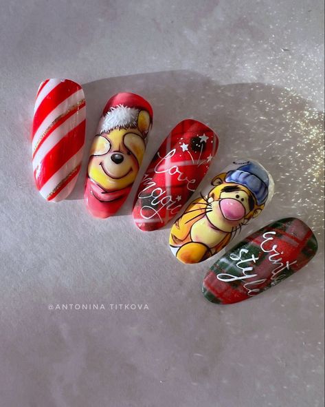 Winnie The Pooh Christmas Nails, Cartoon Christmas Nails, Christmas Character Nails, Nails Natal, Navidad Nails, Disney Christmas Nails, Winnie The Pooh Christmas, Christmas Gel Nails, Disney Nails