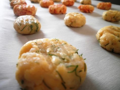 Cheese cookies with herbs Herbal Appetizers, Cooking With Herbs, Cheese Dip Recipe, Cheese Dip Recipes, Cheese Cookies, Cold Appetizers, Tailgate Food, Cheese Dip, Dip Recipe